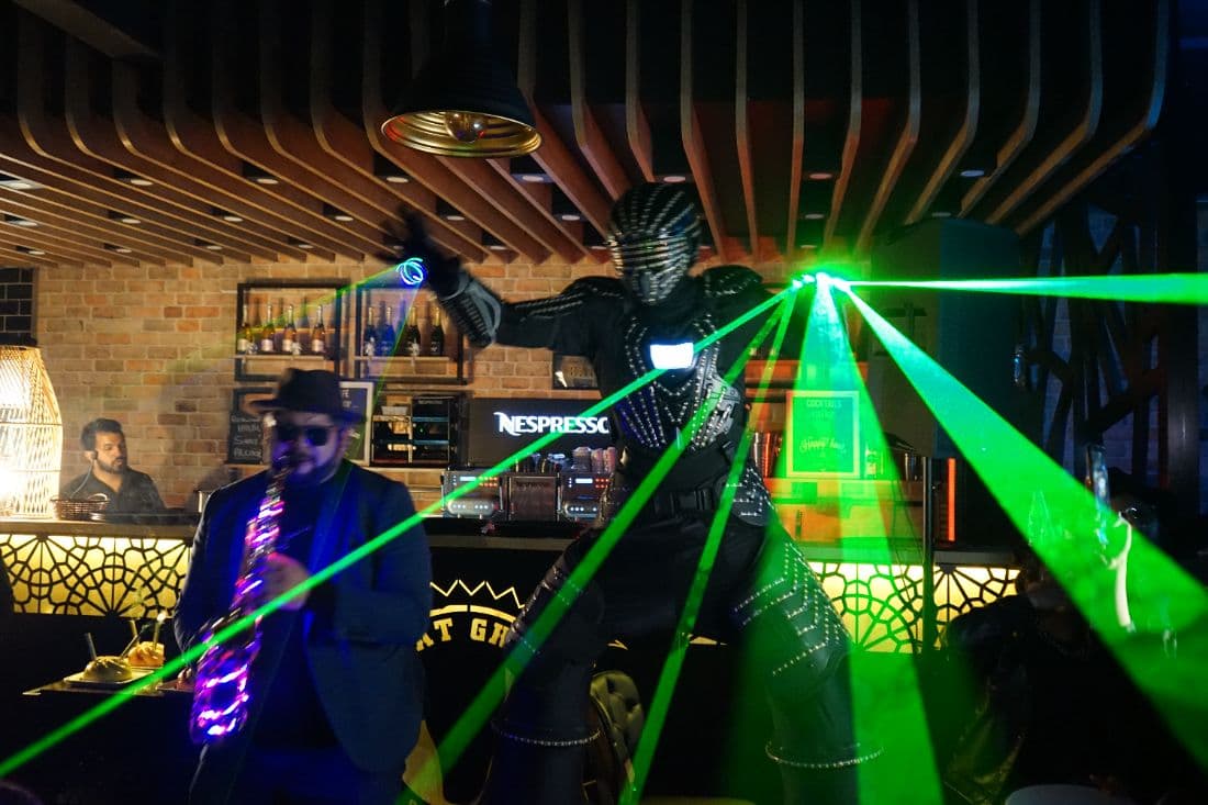 Faisceaux laser verts au-dessus du public