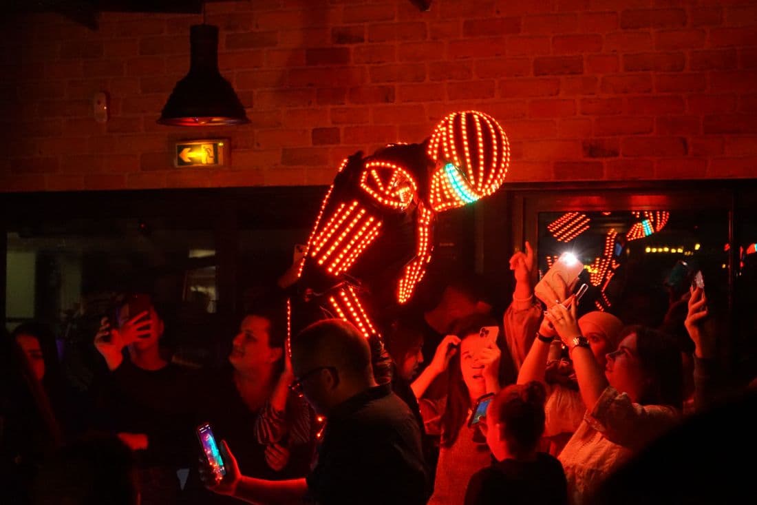 Show en ambiance rouge, public en train de filmer
