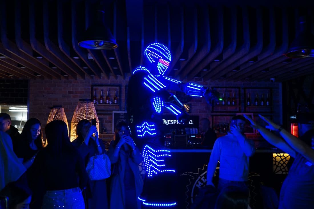 Robot LED en interaction avec les invités