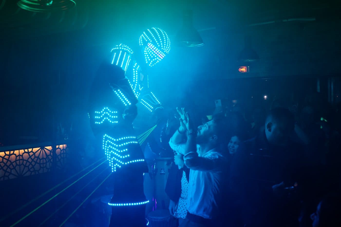 Robot LED en show, public les mains en l'air